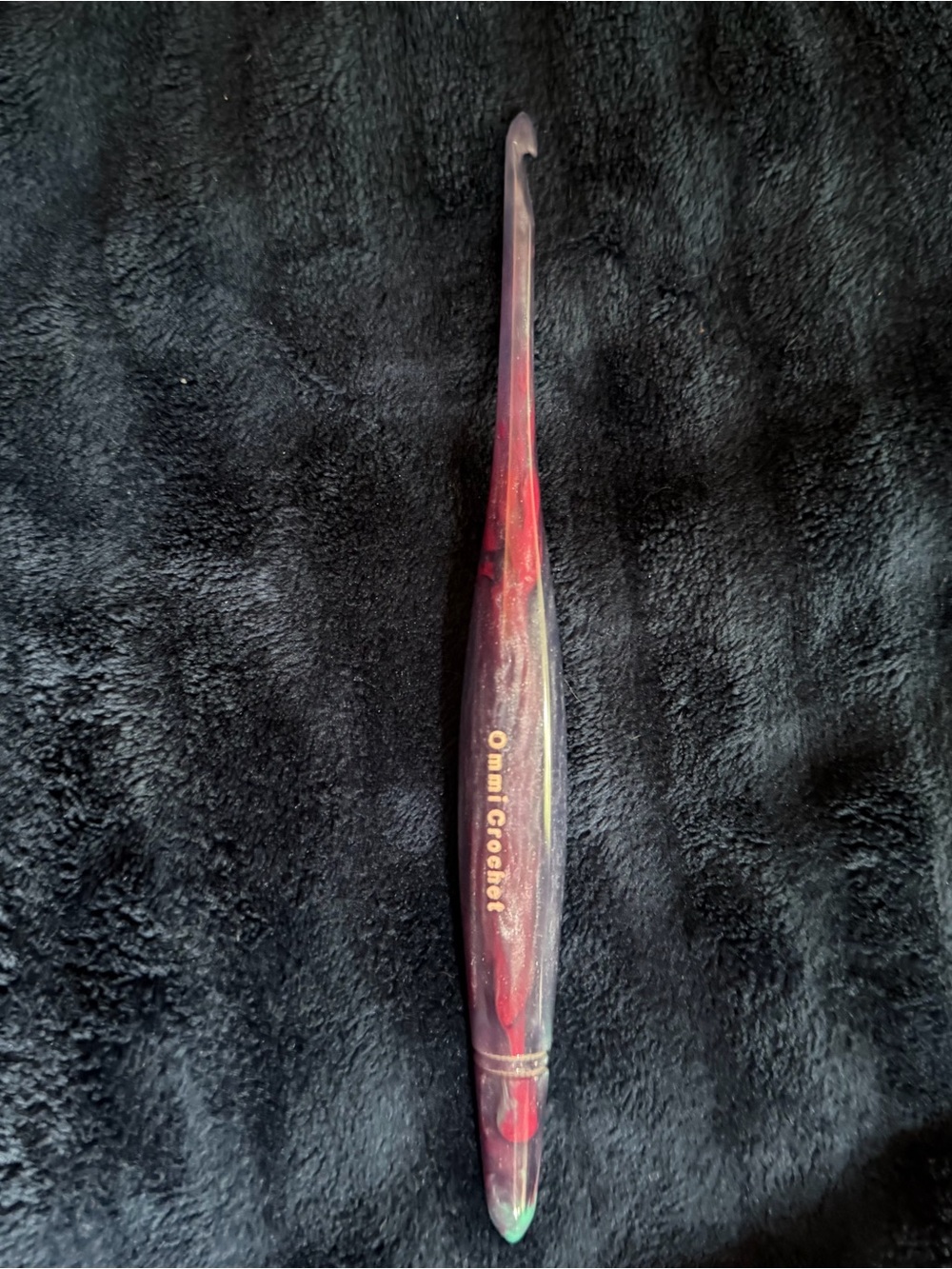 Omni Crochet Hook in Swirled Red and Black